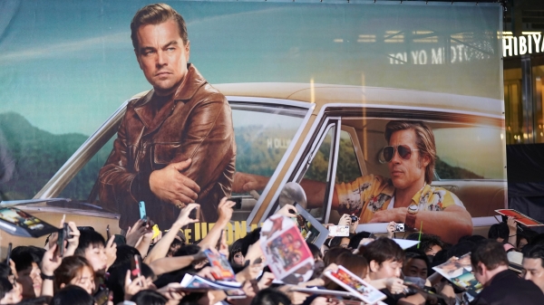 《从前，有个好莱坞》日本首映，导演昆汀・塔伦（Quentin Tarantino）2019年8月26日在日本首映式上为粉丝们签名。