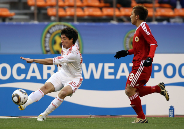 中國國家隊的球員與香港隊的球員2010年2月14日在日本東京的體育場上舉行的東亞足球錦標賽中對決。