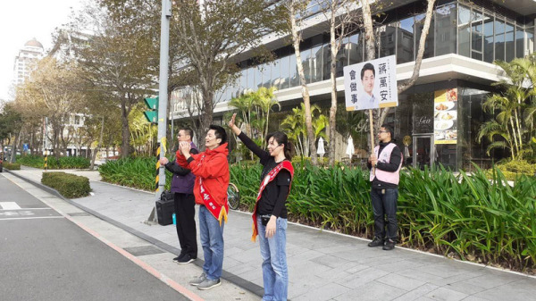 选举倒数约1个月，国民党立委蒋万安今早拜票时，妻子石舫亘也现身。