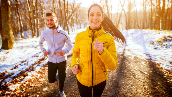 冬天跑步能锻练心脏，消除瘀血现象。