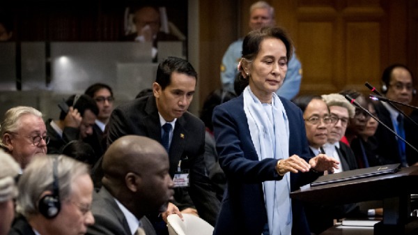 2019年12月11日，昂山素季在海牙和平宫审理罗兴亚大屠杀案的第二天，站在联合国国际法院面前。