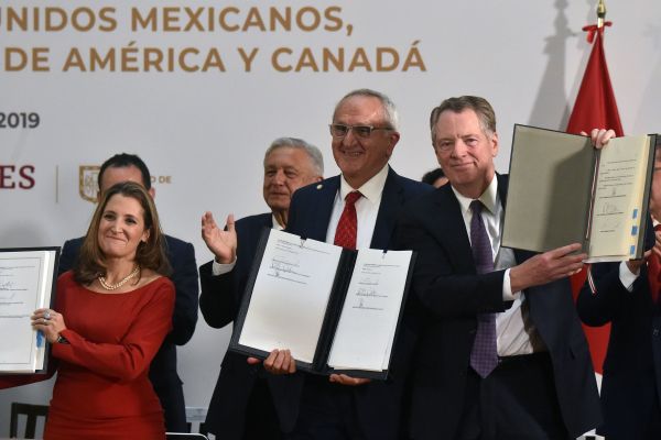 12月10日，美墨加三國貿易代表重新簽署更新版本的USMCA，令局勢出現關鍵進展。