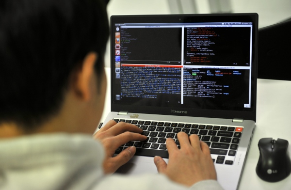 2013年2月14日，在韩国信息技术研究院的网络安全培训中心的一位年轻的计算机专家正在培训。