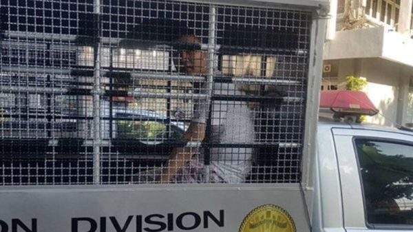 六四天网前义工邢鉴在泰国被抓捕，中共当局欲强制遣返，邢鉴以死抗争。图为邢鉴参加庭审后被押送回移民局。
