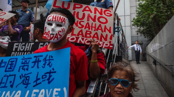2018年2习近平访问菲律宾期间，当地居民抗议，要求中国离开菲律宾水域。