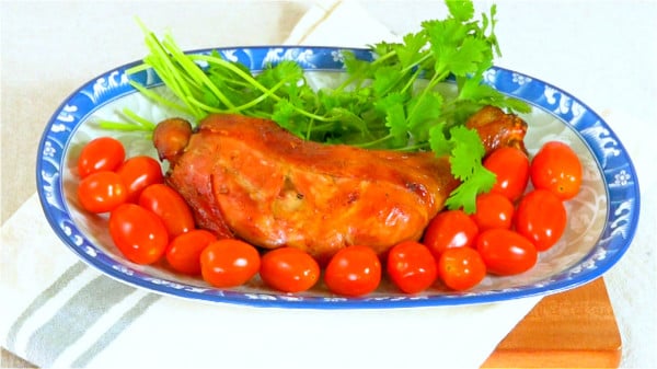 取出鸡腿，点缀小番茄和香菜，就可以上桌了。