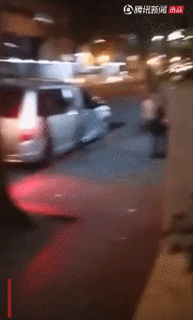 华女被强行拖入路边停靠着的一辆银色面包车。