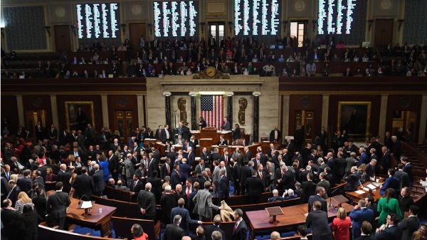 週三晚，美國國會眾議院全院投票，眾議員以230票對197票和229票對198票的結果，通過對美國總統川普的兩項彈劾條款。（圖片來源：SAUL LOEB/AFP/Getty Images）