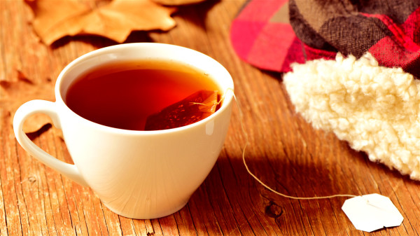紅茶或綠茶中含有單寧酸，既有助於消腫又有助於血液凝結，促進癒合。