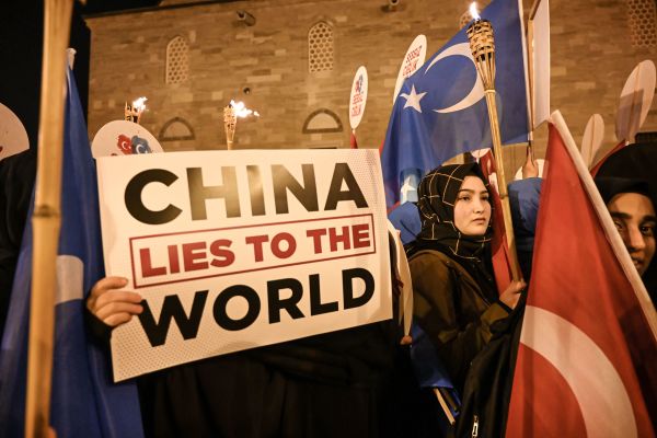 2019年12月20日，伊斯坦布尔法提赫（Fatih）举行的示威游行期间，有人举着中国对世界撒谎的牌子。