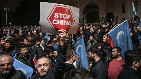 2019年12月20日，在土耳其伊斯坦布爾，有一千多人示威抗議中共當局對新疆維吾爾人的鎮壓