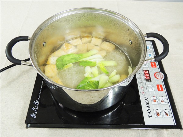 放入青菜芯，煮1分鐘左右。