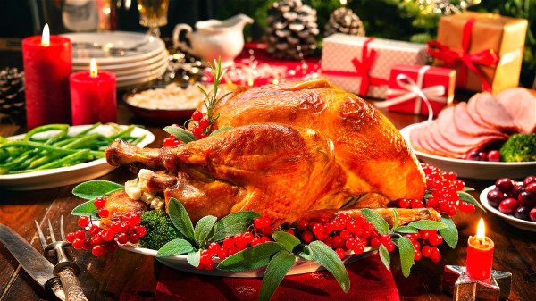烤火鸡堪称圣诞大餐的主角，一般英国家庭喜欢自行料理。