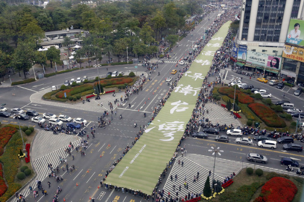 罢免韩国瑜市长的游行队伍还拉起了长210米、宽12米“光复高雄、保卫台湾”的横幅，场面非常壮观。