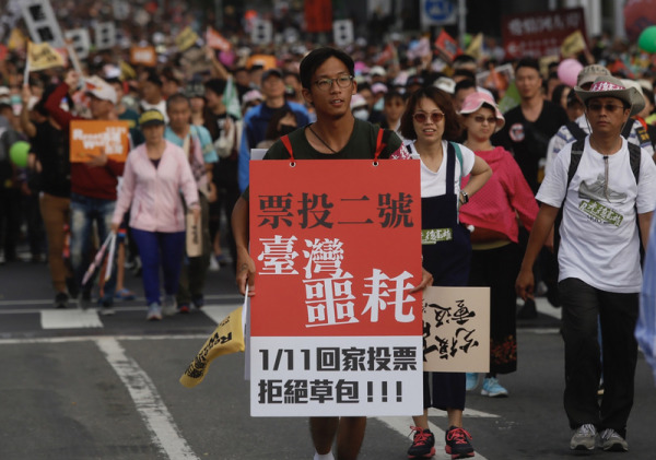 12月21日，高雄人發起的「1221WeCare台灣大遊行」罷免韓國瑜市長遊行。