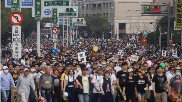 12月21日，高雄人發起的「1221WeCare台灣大遊行」罷免韓國瑜市長遊行。