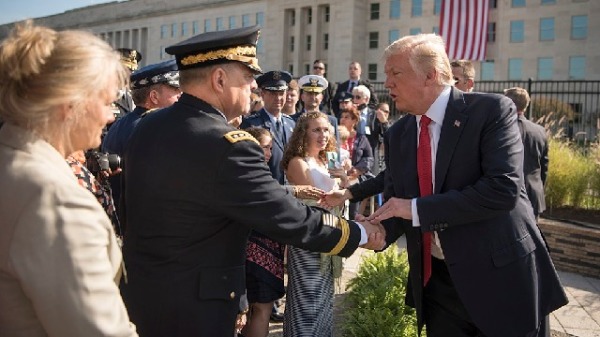 2017年9月11日，密利（Mark Milley）與時任總統川普在911紀念活動後握手。