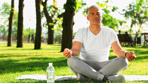 冥想打坐可以促进血液循环，消除生活烦恼。