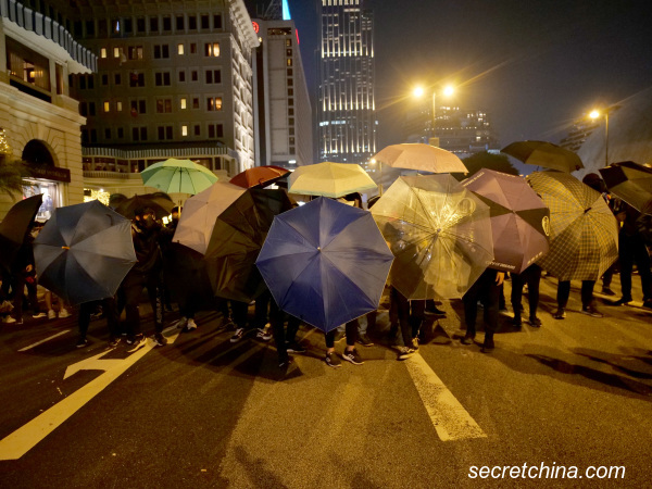 昨晚是平安夜，有港民在网络上号召“愿平安归香港：和你暖爆十区商场”运动进行突袭抗议。