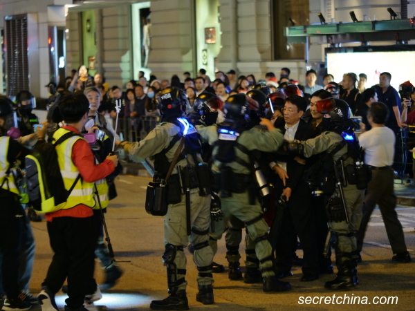 平安夜港警在街头抓捕抗议市民