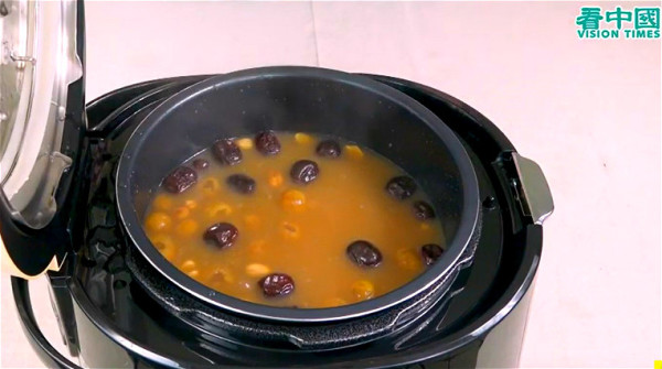 腊八粥用电子压力锅分两次煮，所有原材料都很软糯。