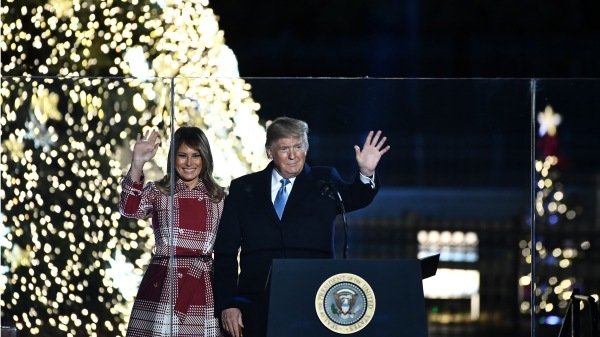美國總統川普和第一夫人梅拉尼婭主持華盛頓特區國家聖誕樹的亮燈儀式。（圖片來源： BRENDAN SMIALOWSKI/AFP/Getty Images）