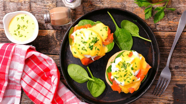吃鸡蛋一定要煮熟才吃，鸡蛋受热后才能灭掉鸡蛋中的沙门氏菌。