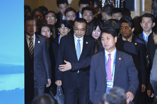 2019年12月24日，李克强、安倍晋三、文在寅在成都参加第八次三方领导人会议期间。