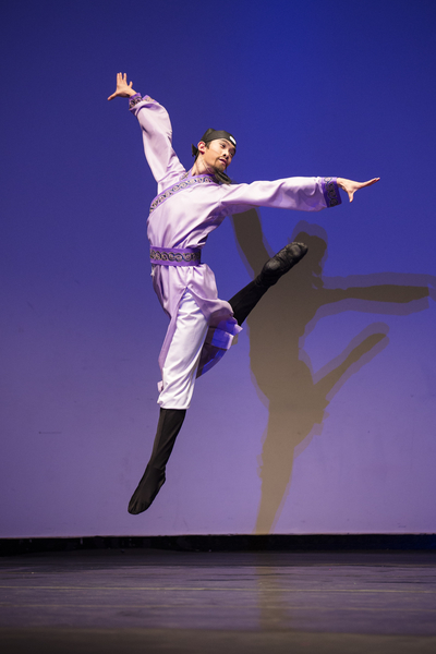 图为青年男子组选手黄景洲以一曲《月下独酌》获得新唐人第六届中国古典舞大赛金奖。