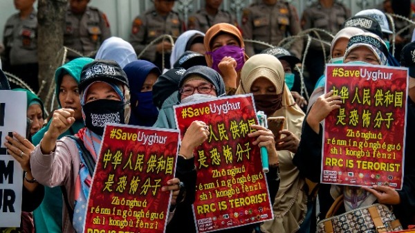 2019年12月27日，印尼數百名穆斯林在中國駐雅加達大使館前抗議中國對新疆維吾爾族穆斯林的待遇