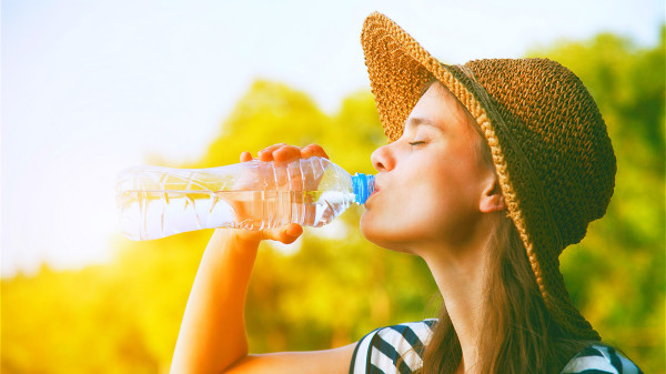 口渴時，身體已經處於缺水狀態，易導致皮膚衰老。