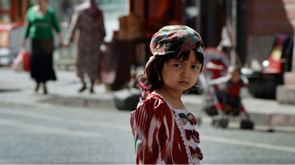一位新疆女童