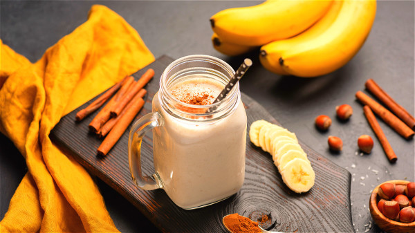 空腹或饱腹锻练对不利健康，可以在锻练前30分钟吃酸奶、乳制品、香蕉等。