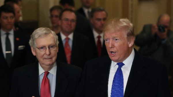 图为美国联邦参议院共和党领袖米奇・麦康奈尔（Mitch McConnell，左）和时任总统川普。（图片来源：Mark Wilson/Getty Images）