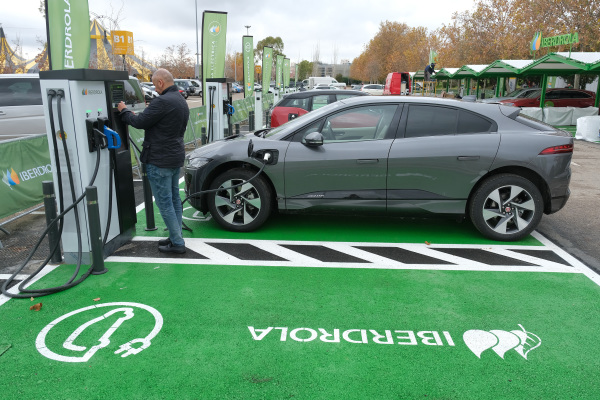 2019年11月30日，西班牙馬德里舉行UNFCCC COP25氣候大會之前，有人在給一個電動車充電。
