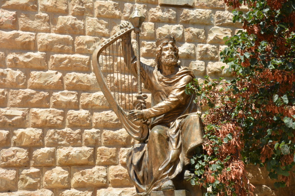 大卫王被描述成一个正直的国王、广受赞誉的勇士、音乐家和诗人。