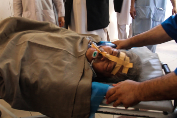 2019年12月4日，日本医生中村哲在阿富汗贾拉拉巴德的一次袭击中受伤，他被抬到担架上进行治疗，但最终不知身亡。