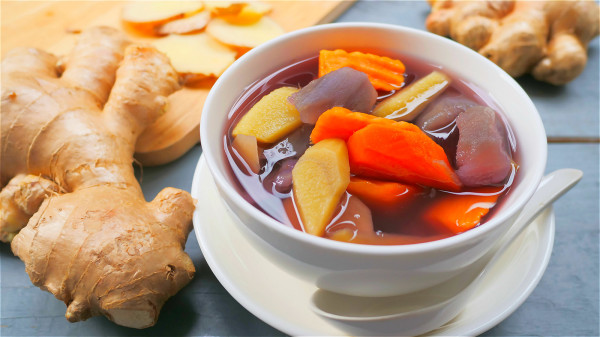 红糖地瓜姜汤能补充营养，生姜还可以去寒气。