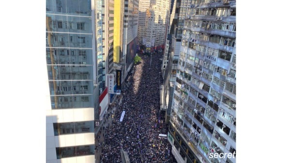 80万港人参加民阵发起的“国际人权日游行”，逼爆港岛主要街道，从白天到黑夜，要求港府回应五大诉求。（图片来源：周秀文／看中国摄影）