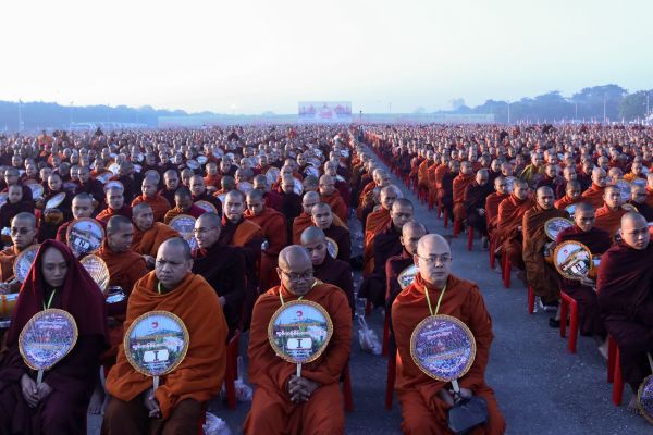 2019年12月8日，緬甸30,000名僧侶舉行一場壯觀的施舍活動。