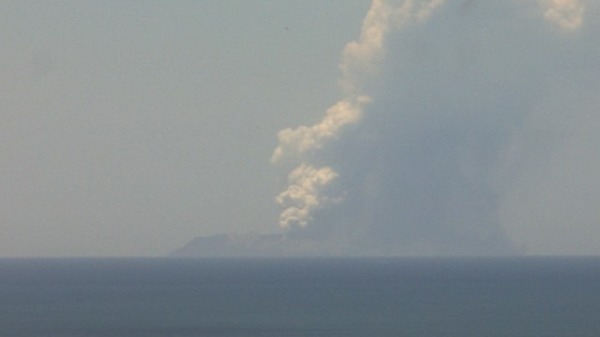 12月9日，新西兰白岛火山爆发。