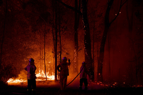 2019年12月31日，澳洲悉尼附近的小镇，消防员仍在灭火。