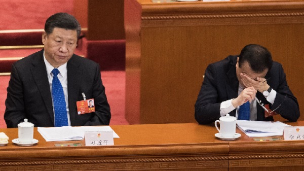 图为2018年3月13日，习近平与李克强在北京开人大会议