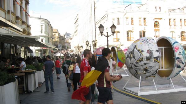 2018年7月世界杯期间，莫斯科市中心的行人和球迷。世界杯后，俄罗斯民众对美国和欧盟看法转好。