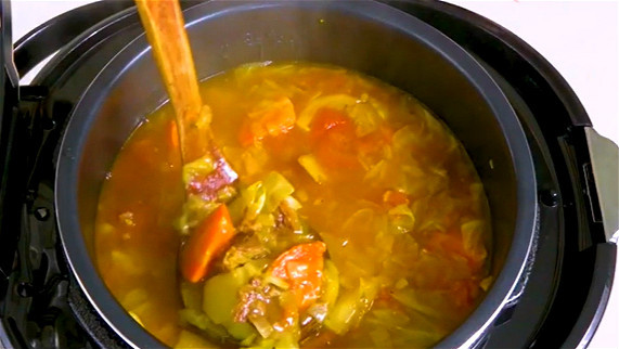 西红柿牛肉汤，牛肉很软熟、很嫩，汤也很浓郁。