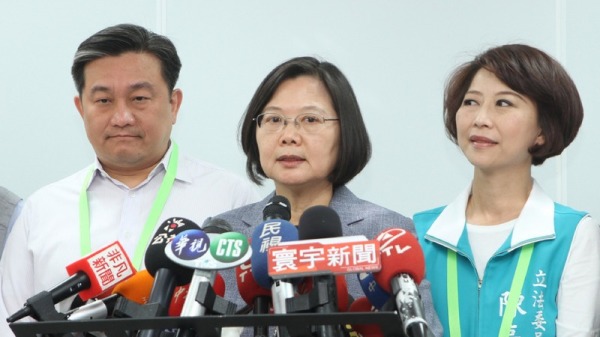 蔡英文总统、王定宇（左）和陈亭妃（右）接受新闻媒体记者联访。