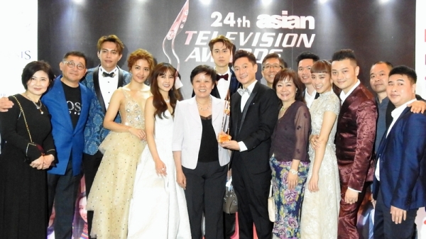 艺人谢祖武（右前5）11日晚上夺下第24届亚洲电视大奖最佳男主角奖，与中华民国驻菲代表处官员和与会的两岸演员及被提名人合影。