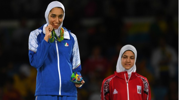 2016年巴西里約奧運會，伊朗唯一在奧運奪牌的女運動員阿里薩德（Kimia Alizadeh）圖左，上台領獎。