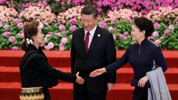2019年4月26日，缅甸国务资政昂山素季在北京出席由习近平和夫人彭丽媛主持的一带一路论坛欢迎宴会。