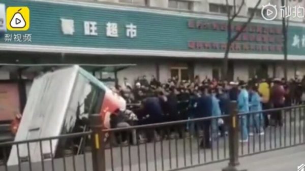 青海西寧大街突塌陷公交車掉坑已致6死4失蹤16傷